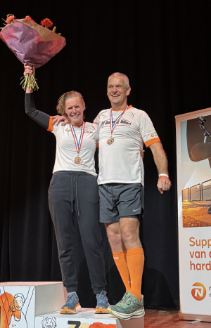 Arienne die haar bronzen medaille in ontvangst neemt